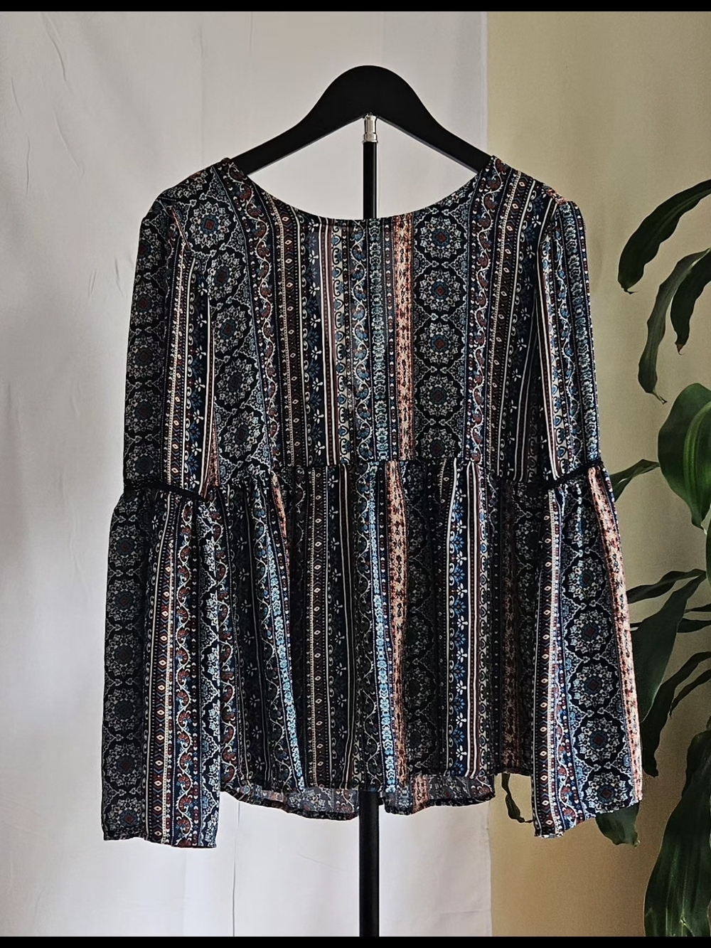 ​Cielo Boho Geometric Pattern Babydoll Blouse Size S Long Bell Sleeve Keyhole - Picture 7 of 12